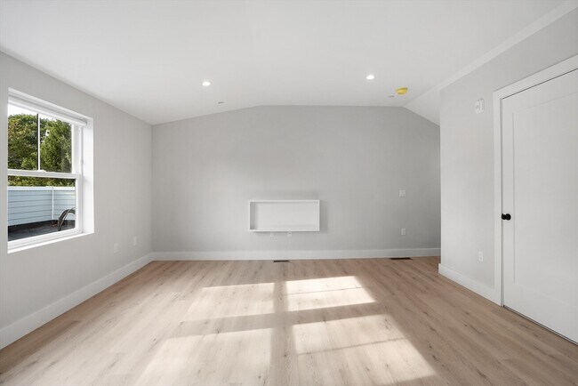 Building Photo - 186 Bedford St