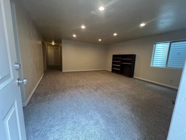 Building Photo - Payson Downstairs Apartment