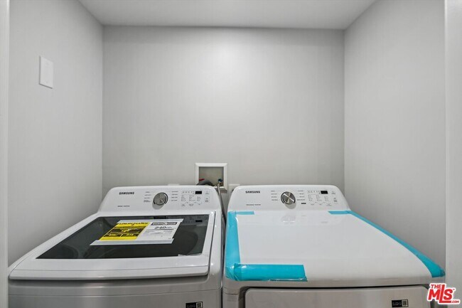 Building Photo - 819 E La Palma Dr