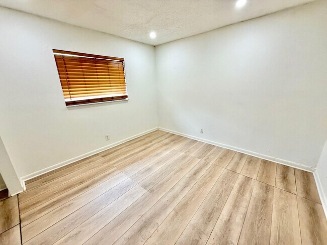 Building Photo - 5730 NW 27th Ct