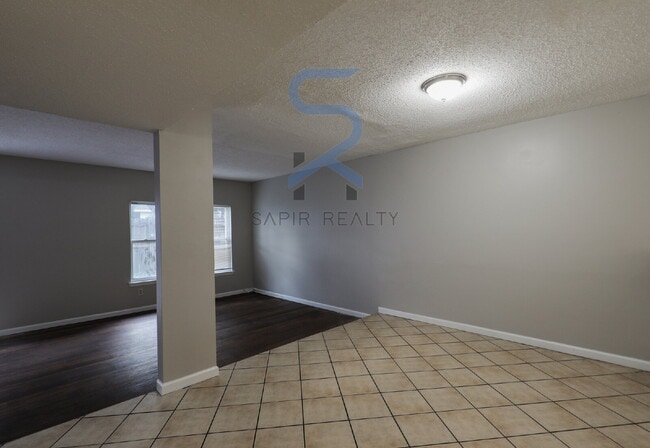 Building Photo - 2041 Oak Park Ln