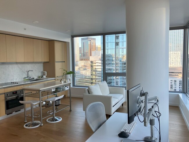 Building Photo - Bright and Modern World-Class Condo