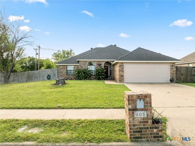 Building Photo - 605 Paintbrush Dr