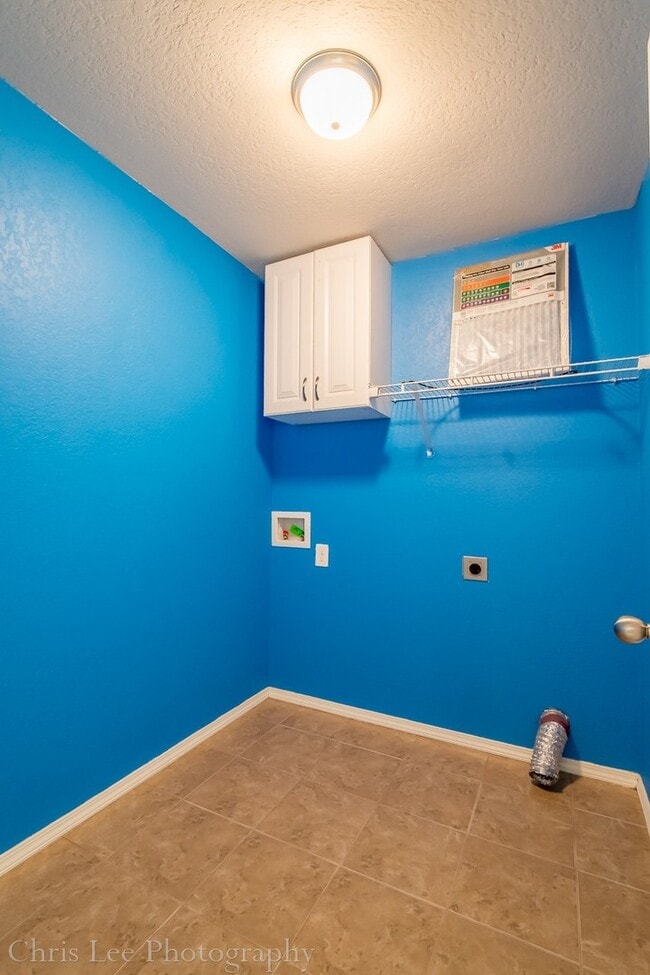 Building Photo - Well-Kept 3 BR home Near Walmart and Schools!