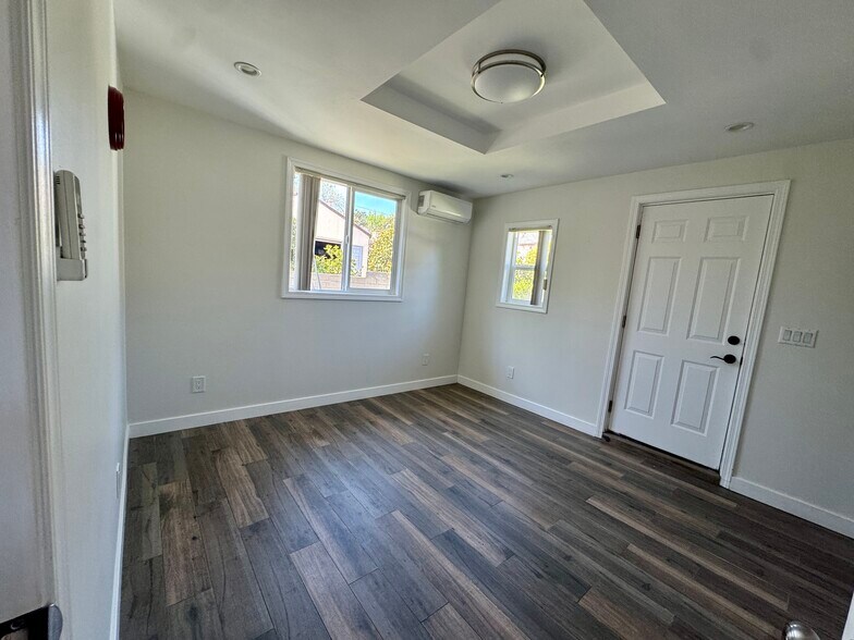 Building Photo - 131 N Vega St