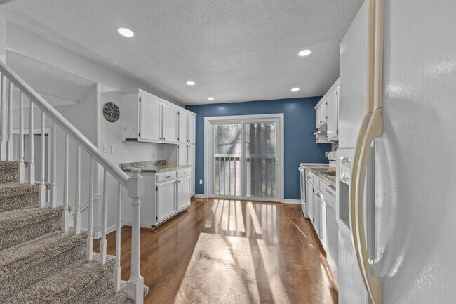 Building Photo - 6257 Lakehaven Dr