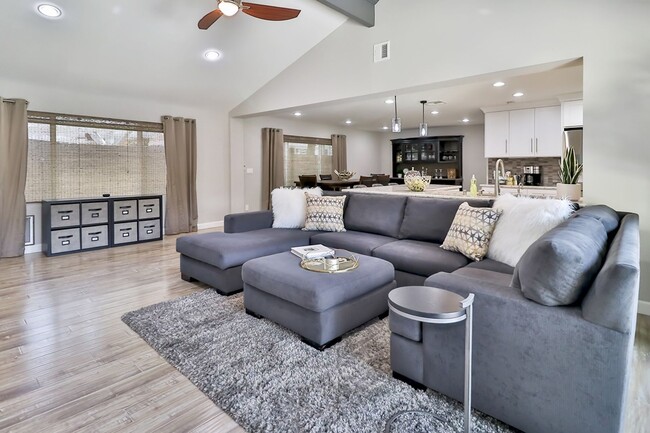 Building Photo - GORGEOUS REMODELED HOME WALKING DISTANCE T...