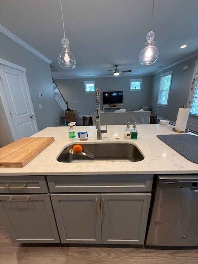 Building Photo - Quaint Neighborhood Living: Spacious 3 Bed...