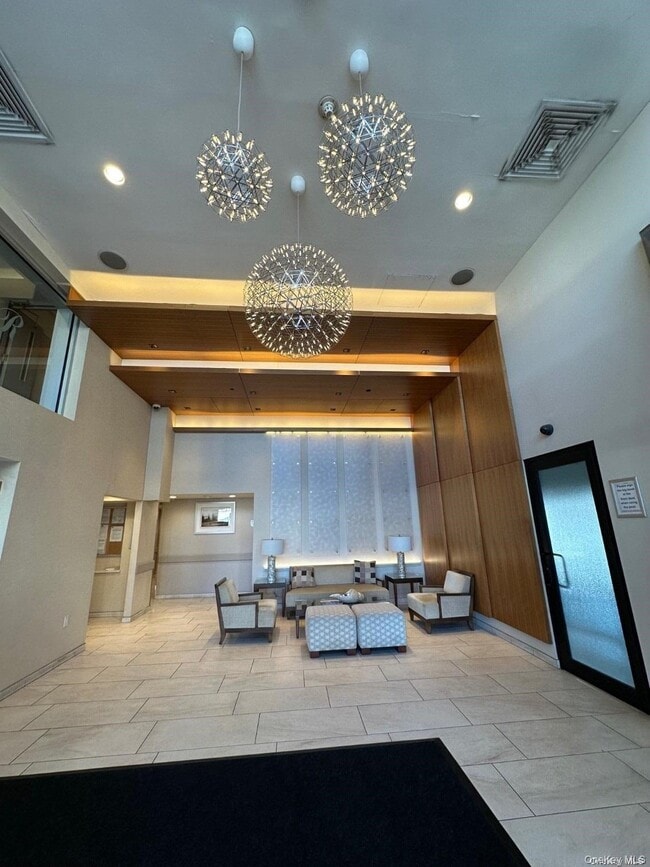 Building Photo - 170 W Broadway