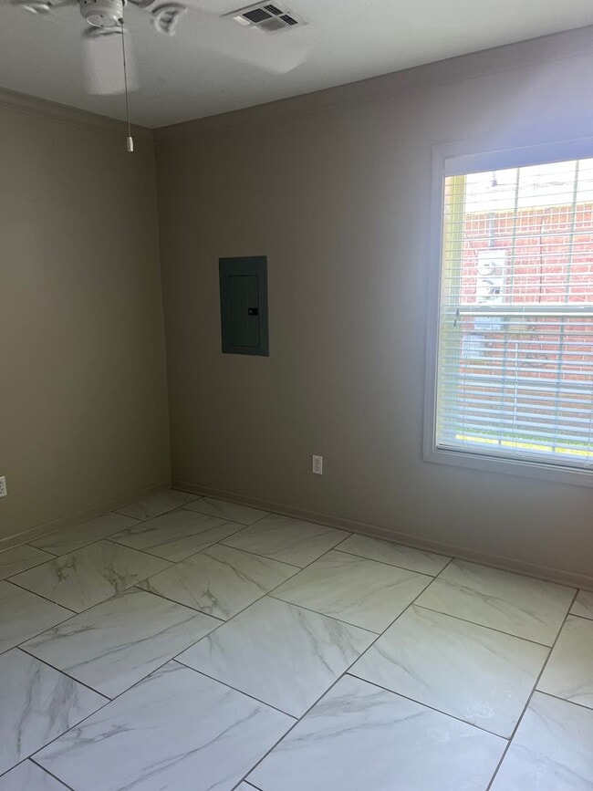 Building Photo - 2 Bedroom 2 bath Duplex for rent