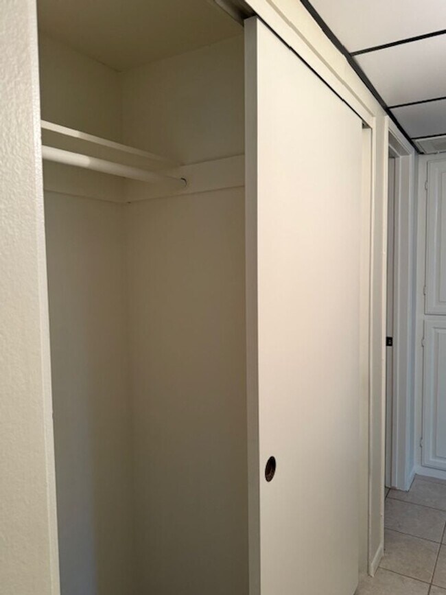 Building Photo - Top floor, 1 Bedroom, 1 Bath Condo in Ston...