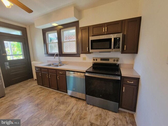 Building Photo - 632 Hill Top Dr