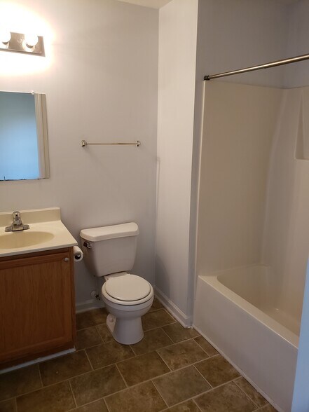 Building Photo - 128 Anna St