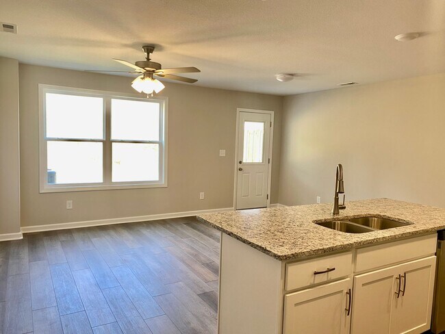 Building Photo - 943 Center Rd