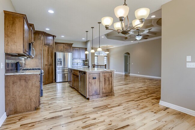Building Photo - Beautiful 4 Bedroom In Shadow Lake!!