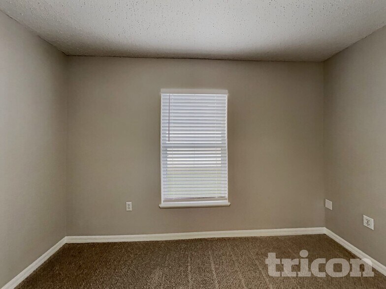 Building Photo - 9312 Thunderbolt Dr