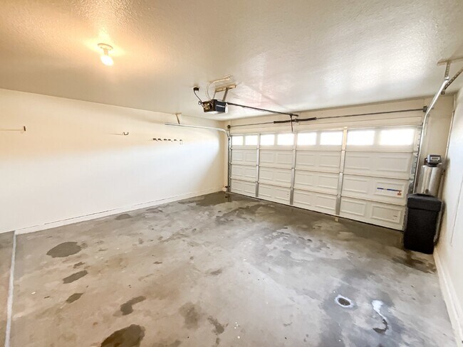 Building Photo - 2041 E Rawhide St