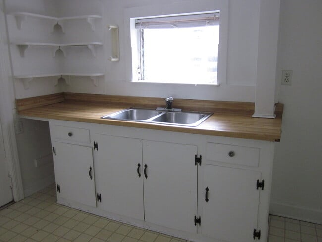 Building Photo - 2 Bed/1 Bath Duplex Close to Campus on NW 11th Street