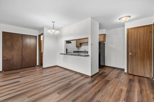 Building Photo - Renovated Lower Studio Apartment Available at our Cedar View Apartments