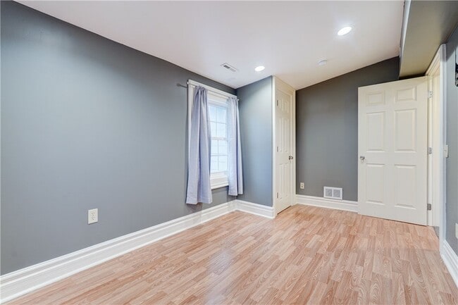 Building Photo - 450 S Main St