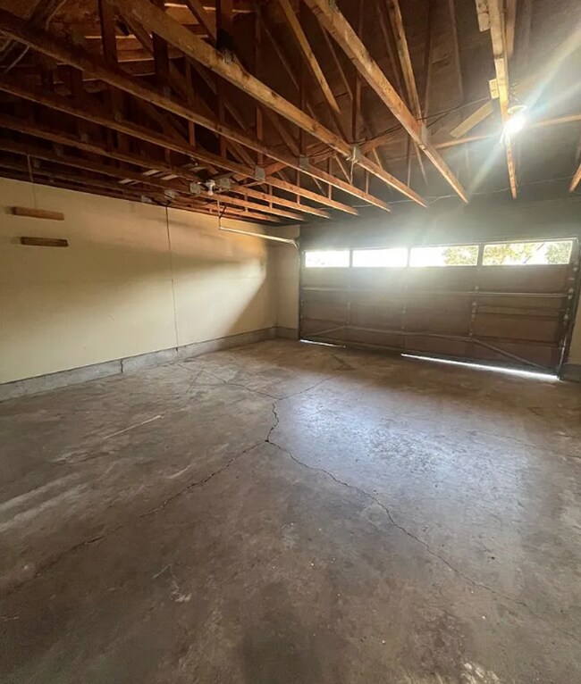 Building Photo - Spacious 3 Bedroom Home with Fenced Yard & Oversized Garage in Eugene