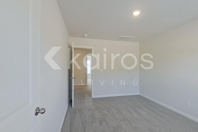 Building Photo - 2461 Banyan Cir