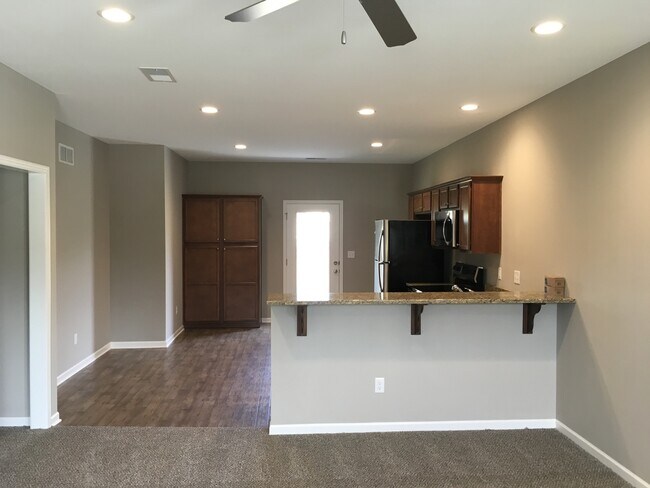 Building Photo - Single Level 2 Bed 1 Car Attached Villa in...