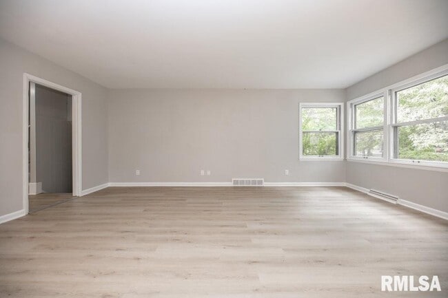 Building Photo - 9019 N Locust Ln