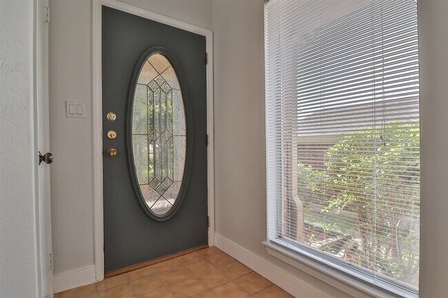 Building Photo - 10910 Scenic Dr