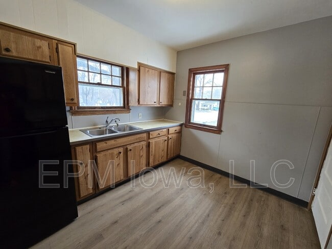 Building Photo - 401 Charles St