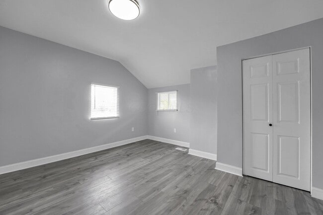Building Photo - 863 E 3rd Ave