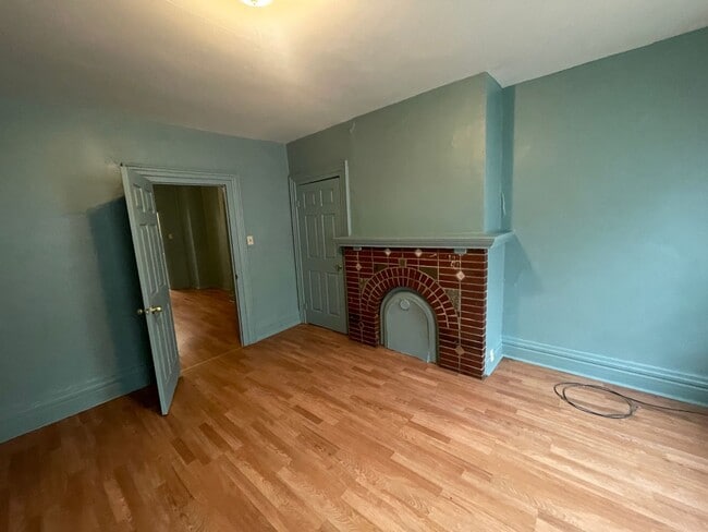 Building Photo - Available NOW! 1st Floor  2 Bed 1 Bath Apa...