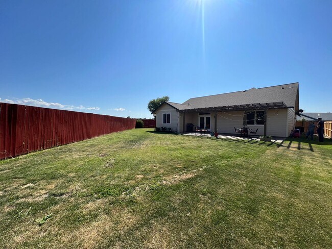 Building Photo - Modern 3 Bedroom Home