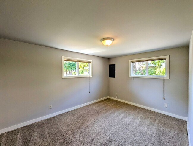 Building Photo - 3bd/.75ba Lynnwood Home
