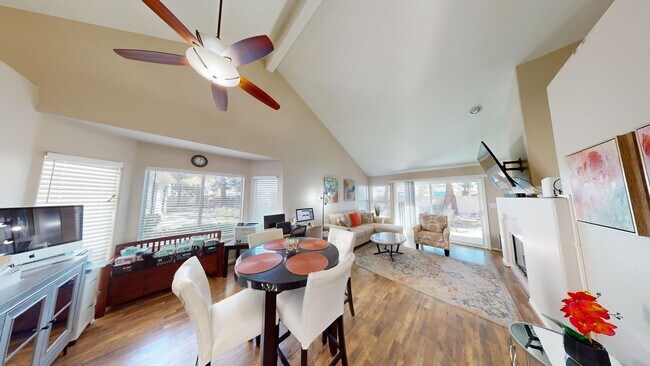Building Photo - Spanish Trails Guard Gated Townhome!