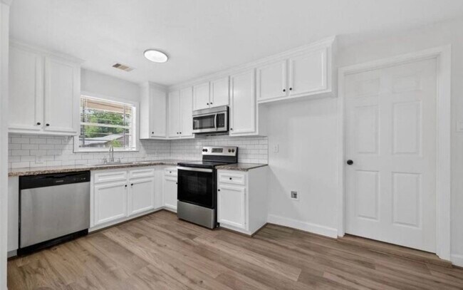 Building Photo - 7023 Crestmont St