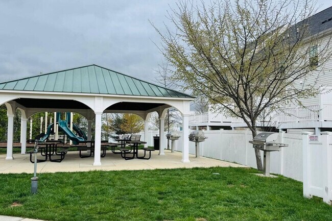 Building Photo - 7980 Blue Stream Dr