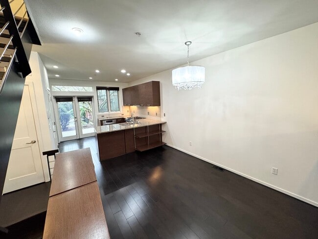 Building Photo - Rare Townhome 2 bed 2 bath in Heart of Bellevue Downtown