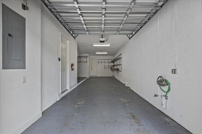 Building Photo - 4902 Vine Cliff Way E