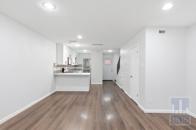 Building Photo - 3820 Southway Dr