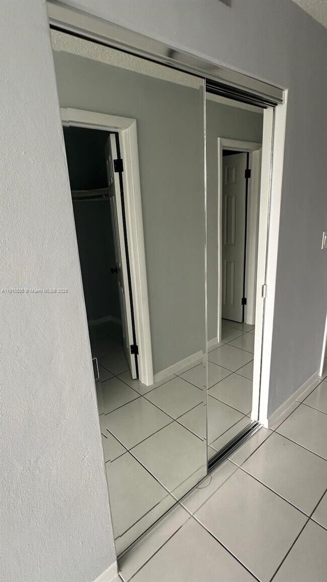 Building Photo - 1701 NE 191st St