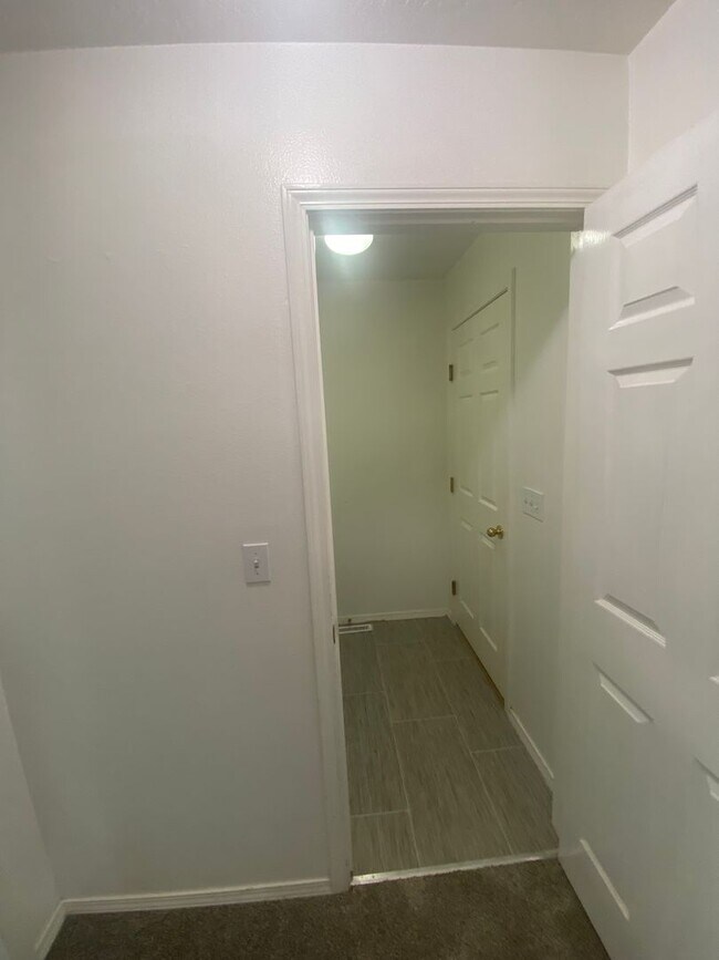 Building Photo - 3 Bed, 2 Bath,  Single Story, CUL-D-SAC Ho...