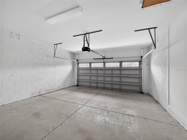 Building Photo - 2062 Redbay Ave