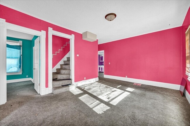 Building Photo - 102 N Cedar Ave