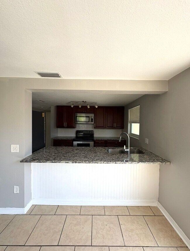 Building Photo - Lovely 3 Bed 2.5 Bath w/ Den and 2 Car Garage