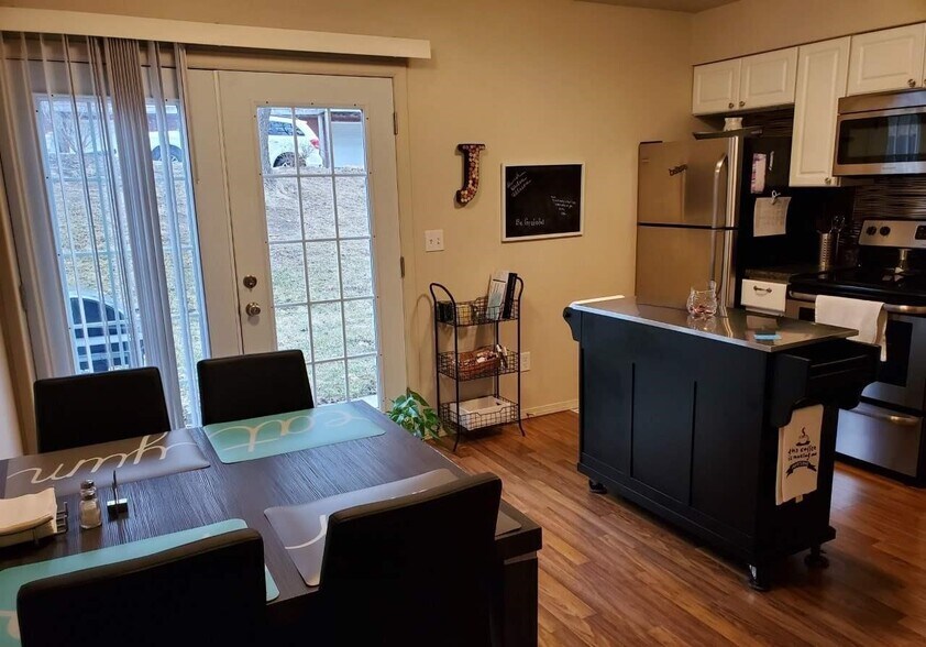 Building Photo - 1905 Thurston Ave