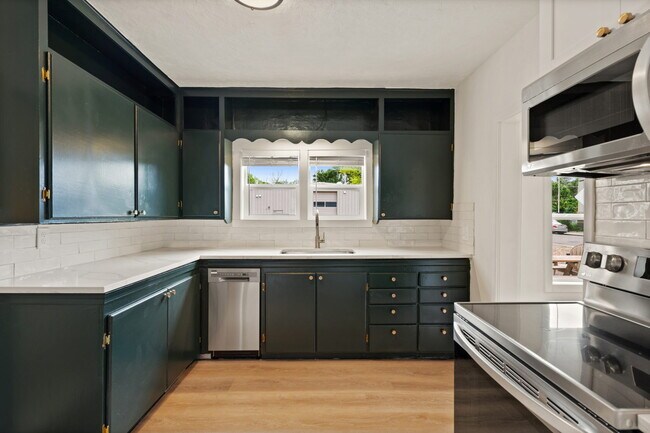 Full Kitchen - 123 2nd St SE