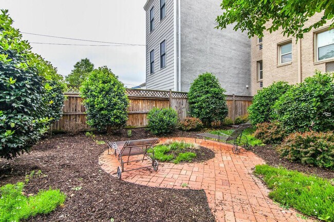 Building Photo - 1367 K St SE