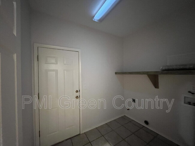 Building Photo - 305 N Aster Pl