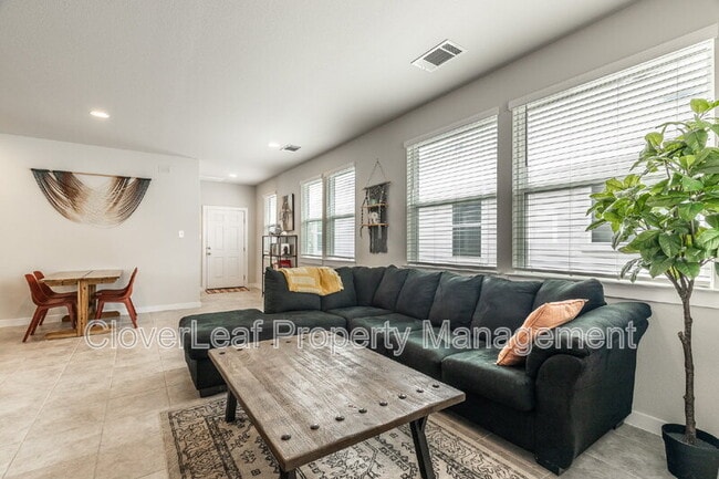 Building Photo - 412 Hortus Dr